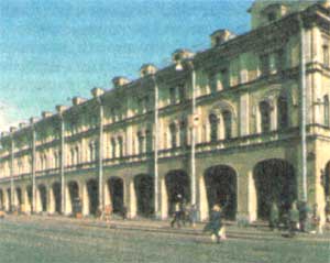 Вид зданий Апраксина двора в Санкт-Петербурге.